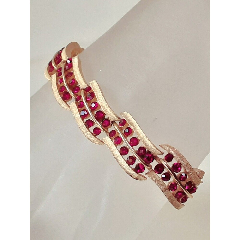 Crown Trifari Alfred Phillippe Texture Gold Tone Red Crystal Link Bracelet 7.25"